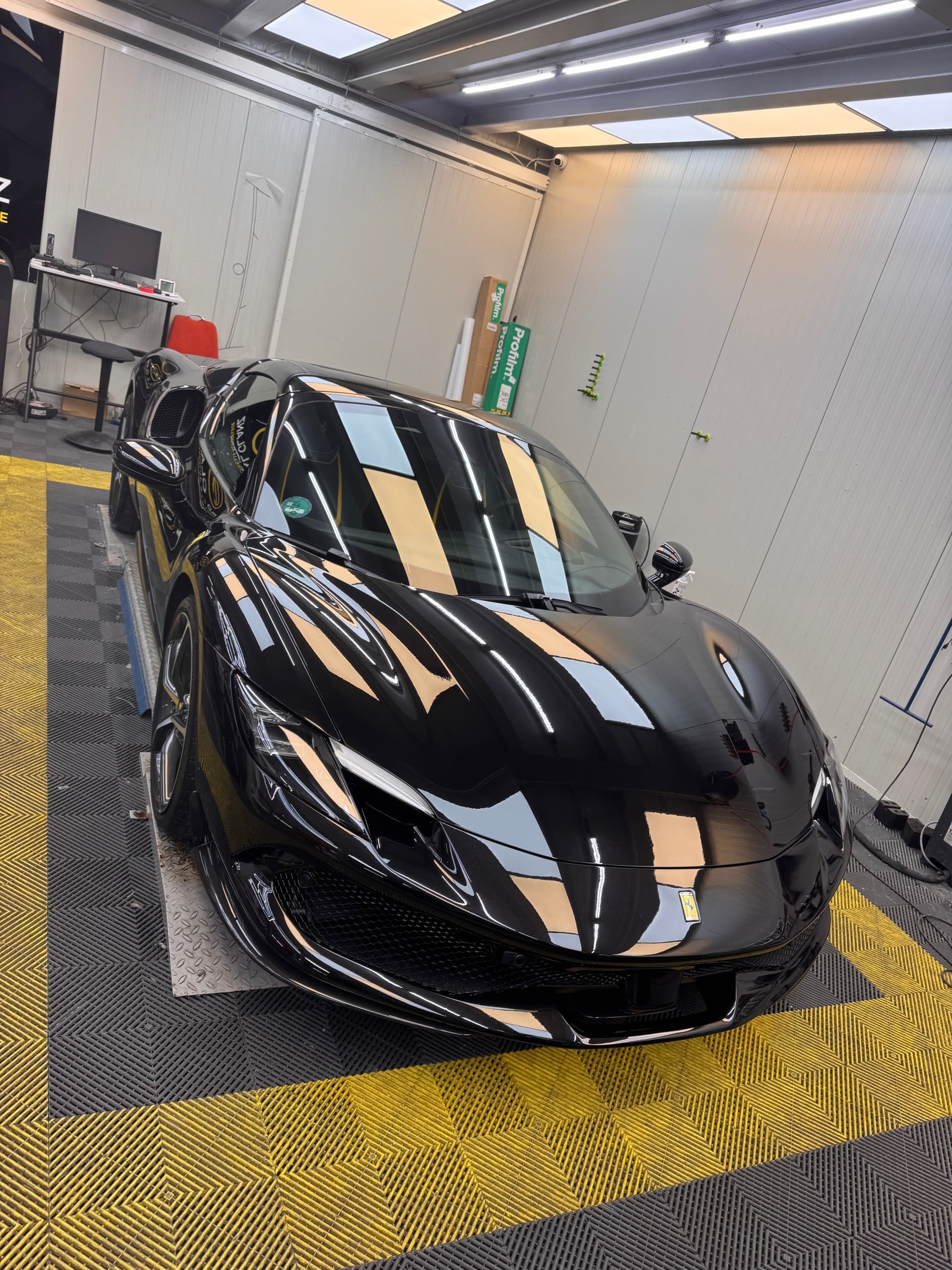 Ferrari 296 in Schwarz mit Lackschutzfolie (PPF) von Royal Glanz