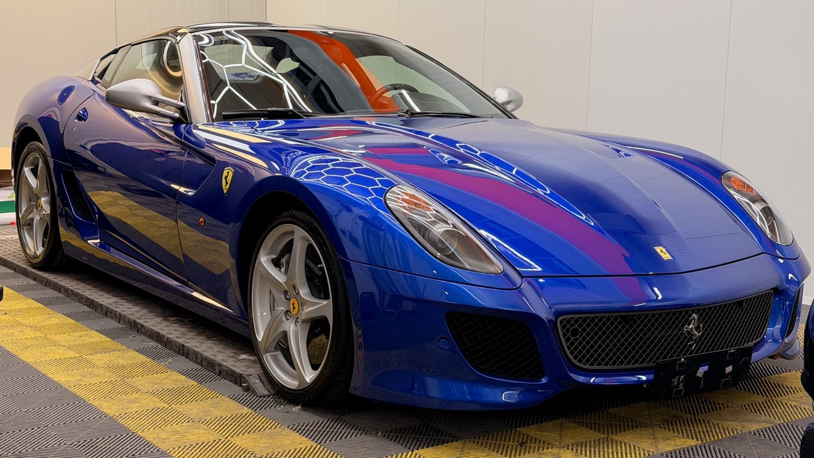 Ferrari 599 SA Aperta in Blau