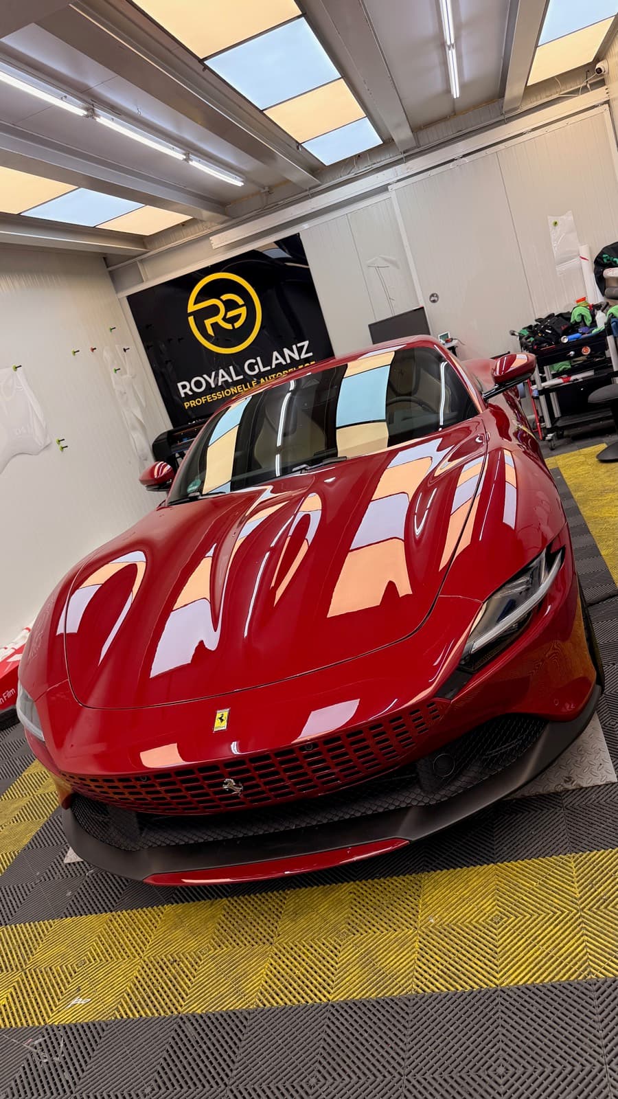 Ferrari Roma in Dunkelrot