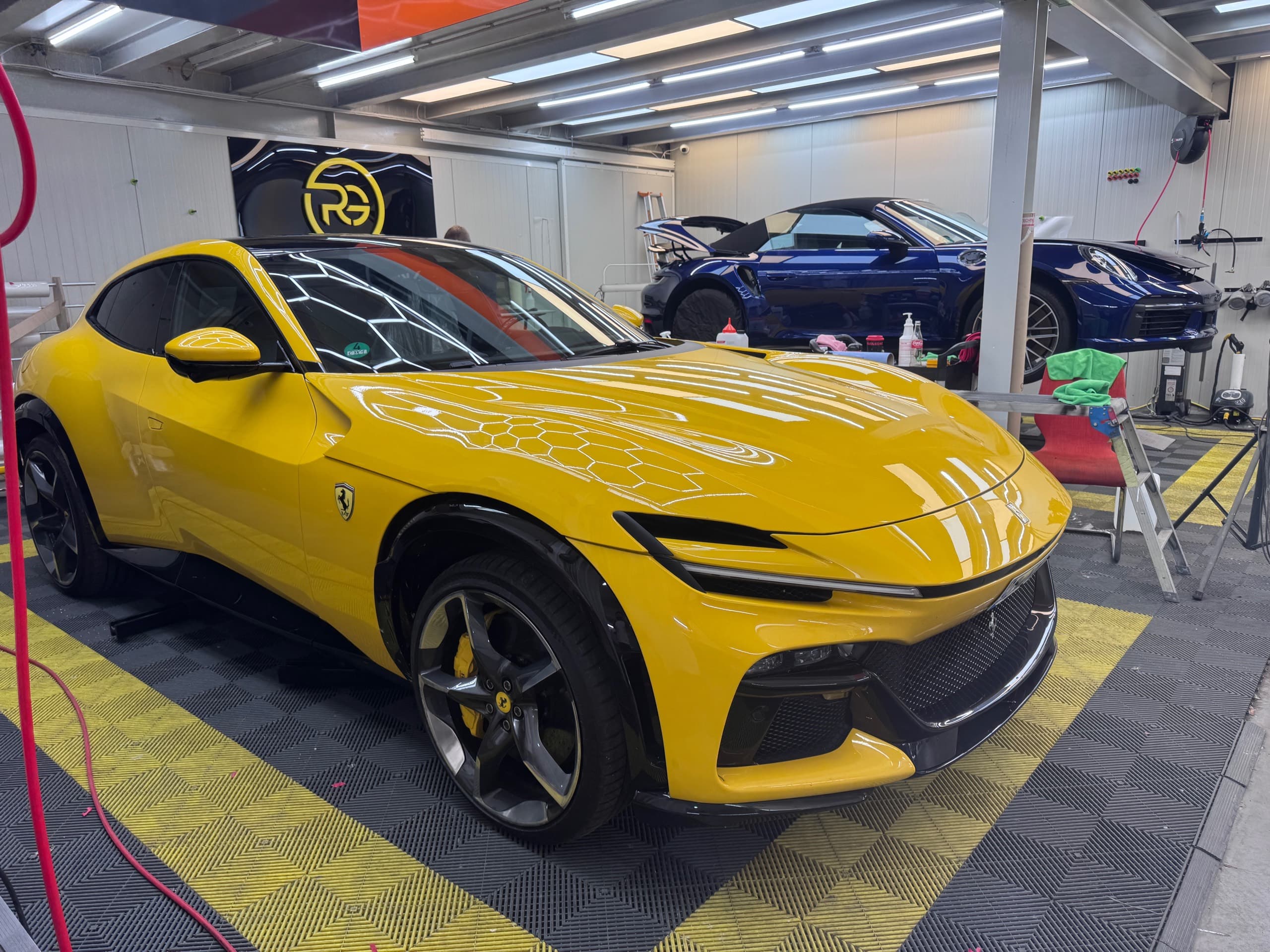 Gelber Ferrari Purosangue mit Keramikversiegelung im Showroom von Royal Glanz München